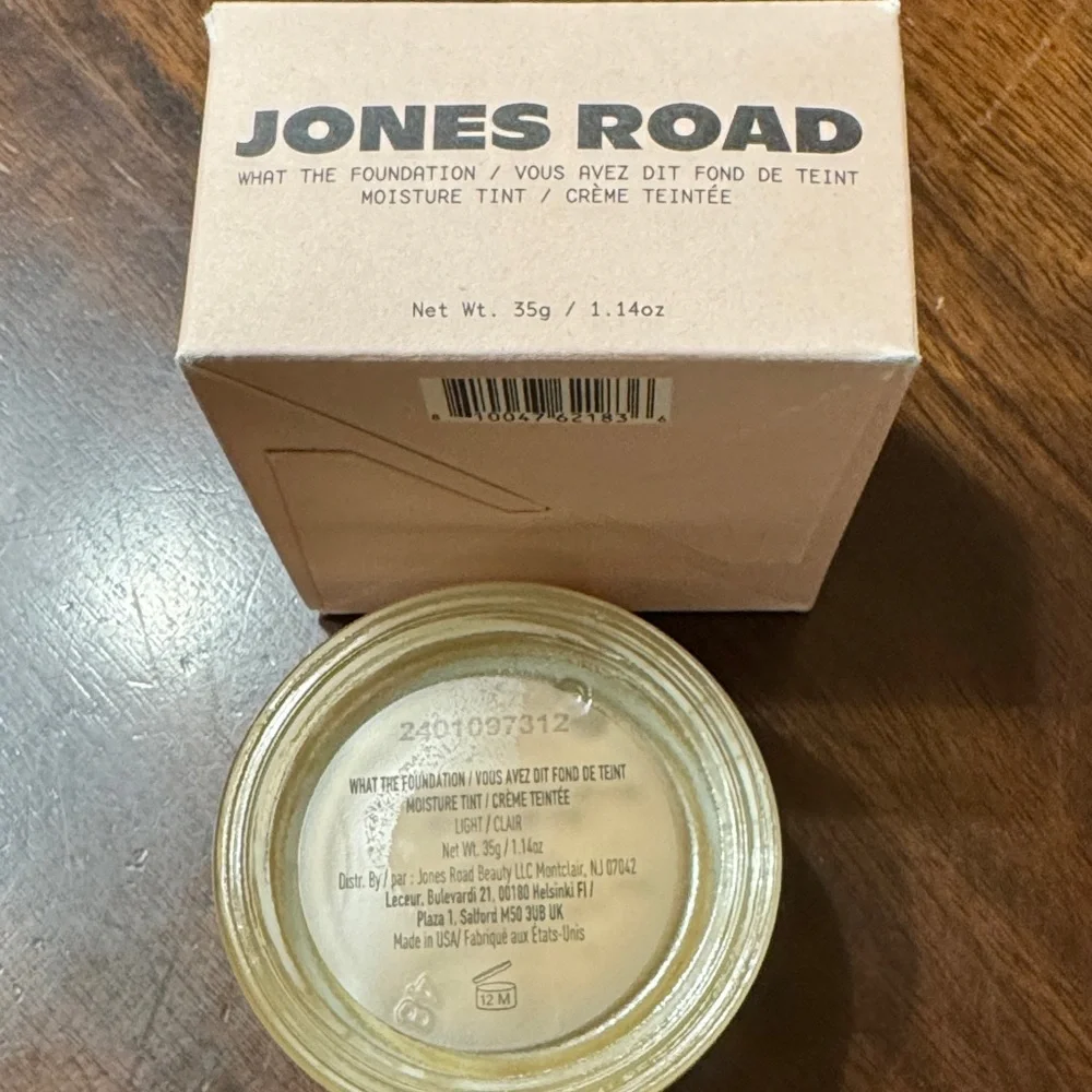 Jones Road Moisture Tint in Light/Clair - Picture 2 of 3